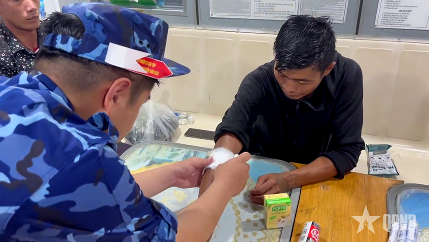 Vùng Cảnh sát biển 4 cứu 4 ngư dân gặp nạn trôi dạt trên biển
