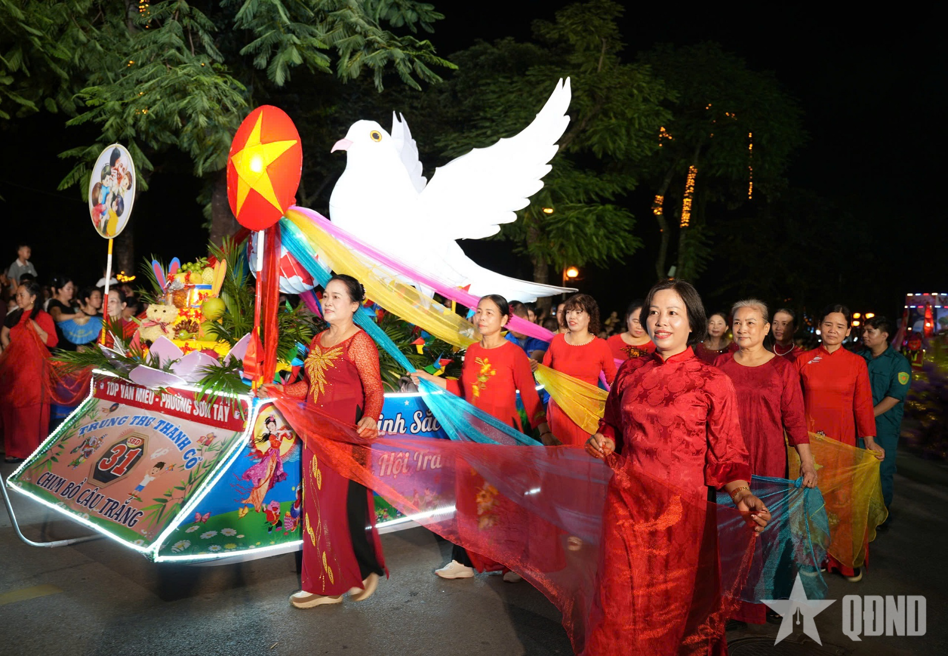 Hà Nội: Lung linh sắc màu Hội thi mô hình đèn Trung thu phường Sơn Tây