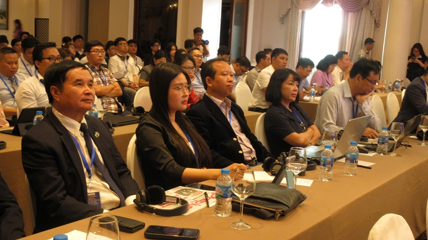 Các học giả và chuyên gia tài chính trong hội thảo