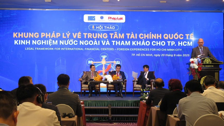 Quang cảnh buổi hội thảo về Trung tâm Tài chính Quốc tế