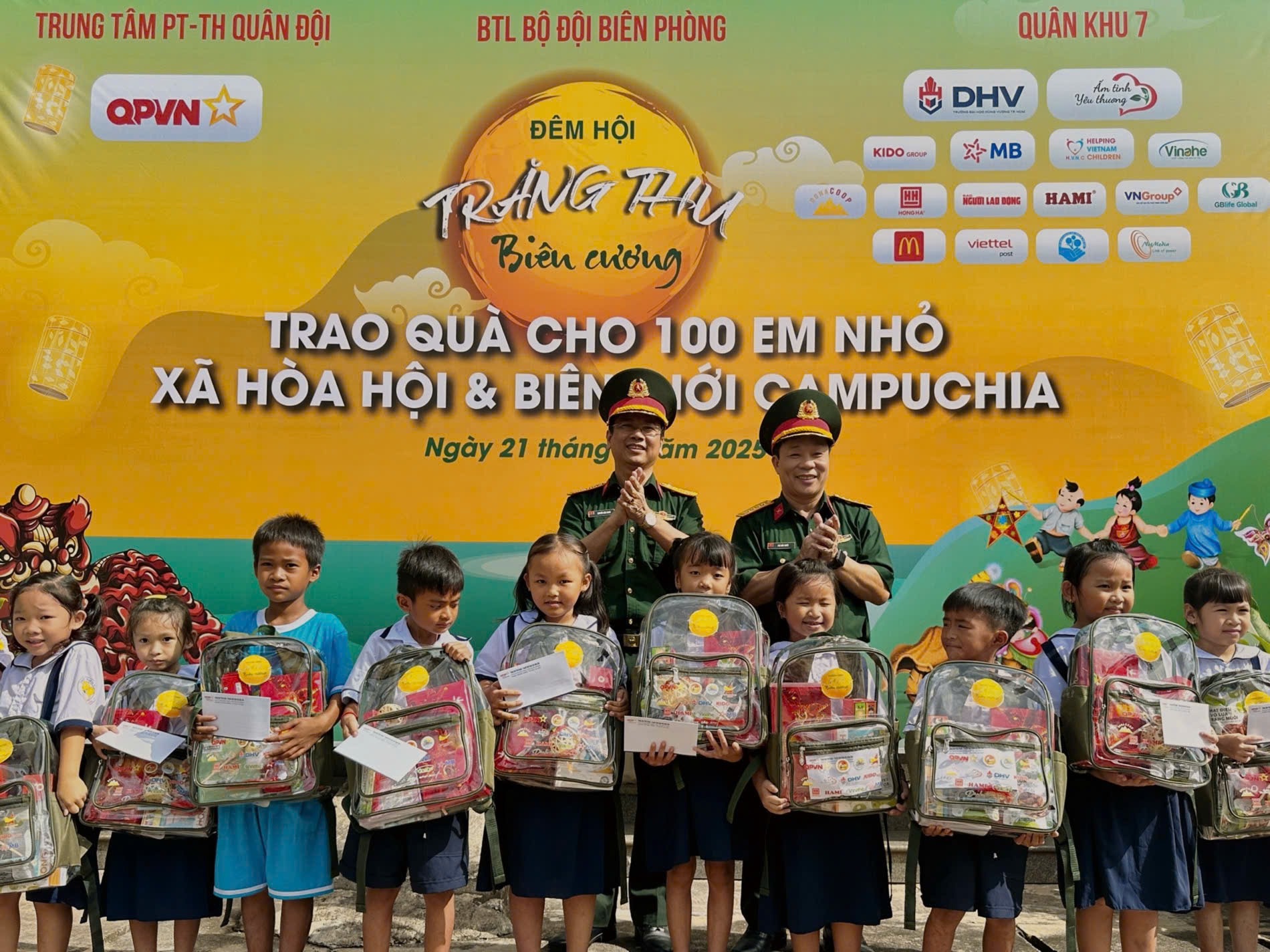 Trao quà Trung thu tặng 100 trẻ em nơi vùng biên

