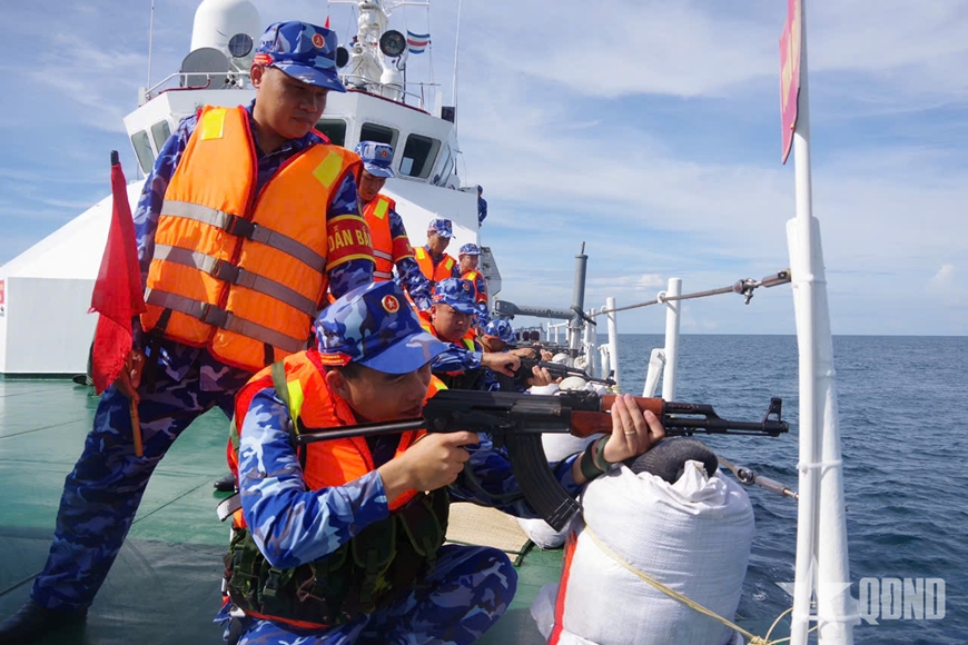 Vùng Cảnh sát biển 2 rút kinh nghiệm diễn tập vòng tổng hợp và bắn đạn thật trên biển
