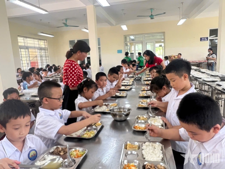 Hà Nội đảm bảo chất lượng bữa ăn bán trú cho học sinh