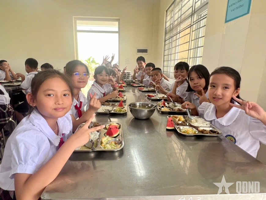 Hà Nội đảm bảo chất lượng bữa ăn bán trú cho học sinh