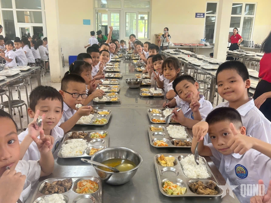 Hà Nội đảm bảo chất lượng bữa ăn bán trú cho học sinh
