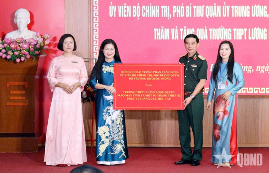 Đại tướng Phan Văn Giang thăm, tặng quà Trường THPT Lương Ngọc Quyến và Trường THCS Nha Trang (tỉnh Thái Nguyên)