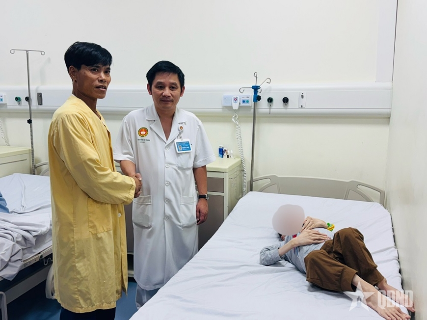 Bệnh viện Quân y 103: Phẫu thuật bong võng mạc thành công cho nam thanh niên xương thủy tinh