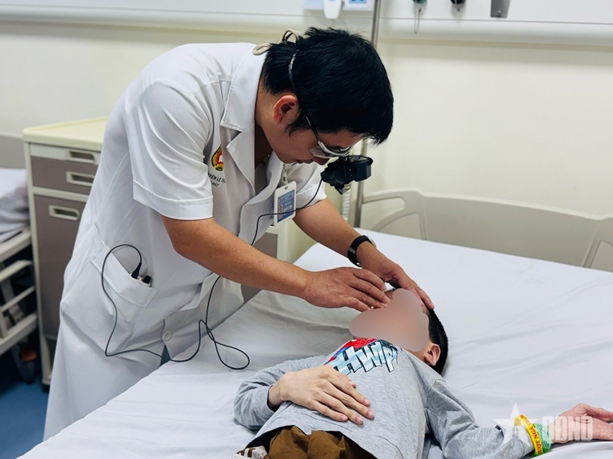 Bệnh viện Quân y 103: Phẫu thuật bong võng mạc thành công cho nam thanh niên xương thủy tinh
