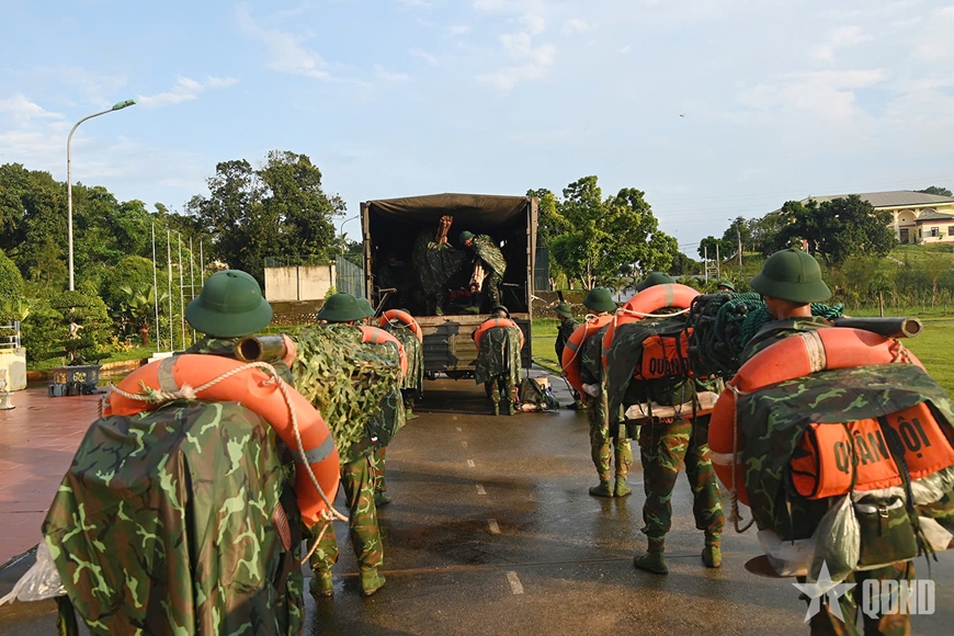 Tư lệnh Quân khu 3 kiểm tra công tác phòng, chống bão số 9 tại Lữ đoàn 242