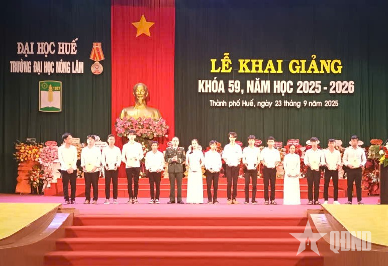 Bệnh viện Quân y 268 (Quân khu 4) tặng quà cho tân sinh viên đồng bào dân tộc thiểu số