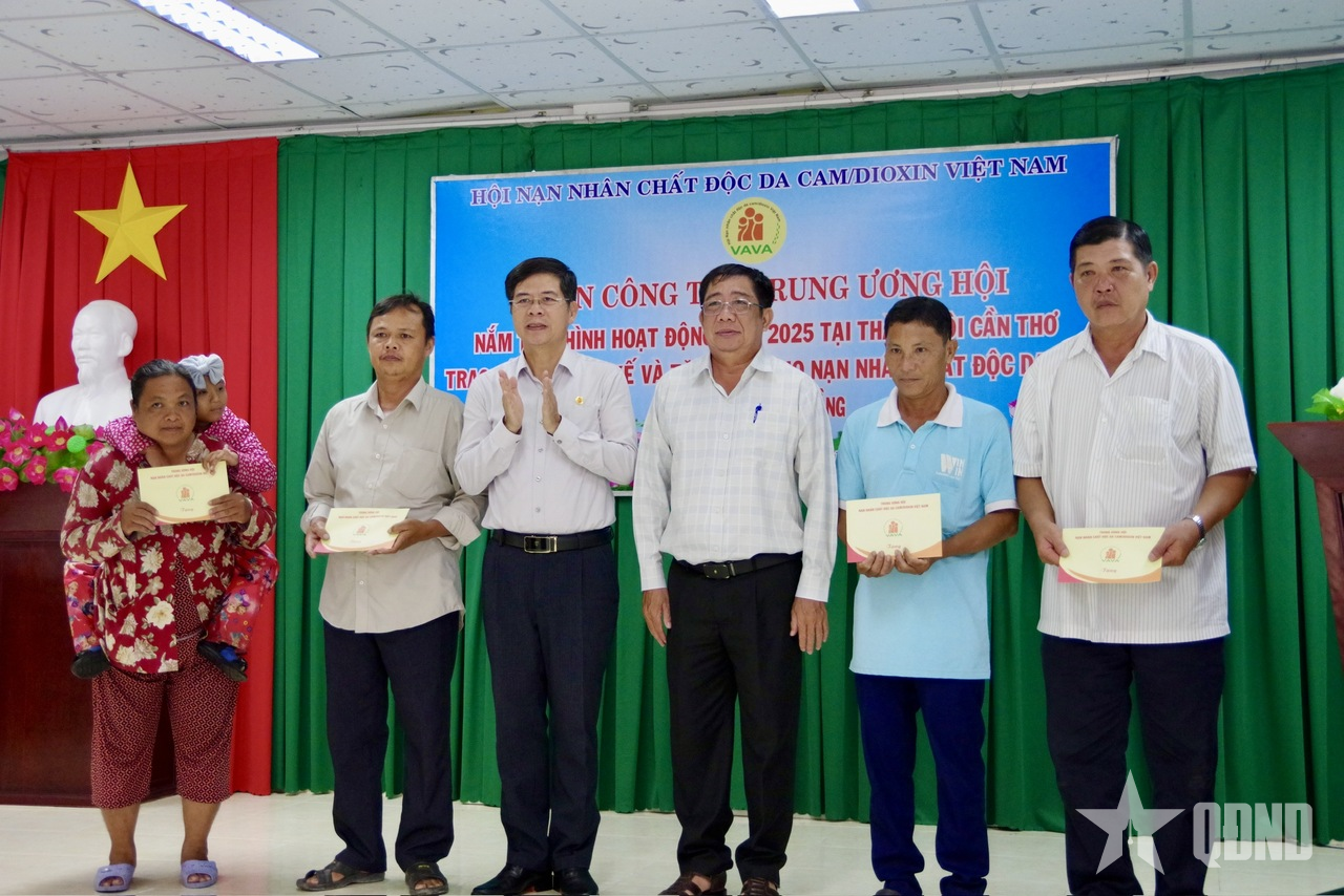 Cần Thơ: Trao hỗ trợ sinh kế và tặng quà nạn nhân chất độc da cam