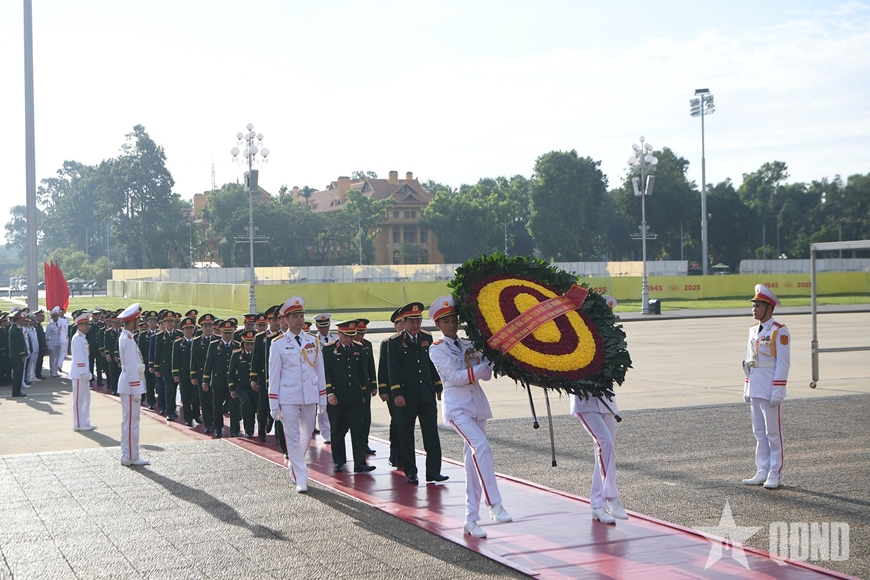 Đoàn đại biểu Điển hình tiên tiến Đại hội Thi đua Quyết thắng toàn quân lần thứ XI báo công dâng Bác