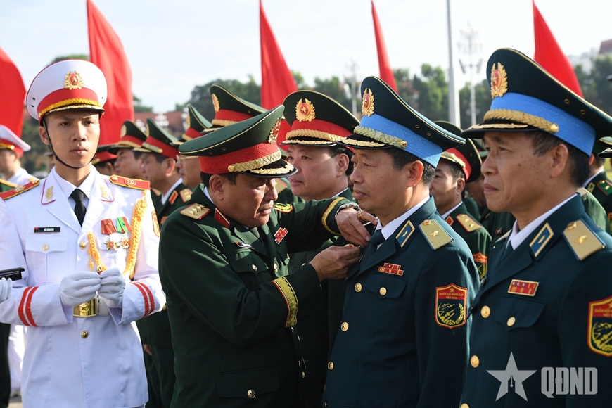Đoàn đại biểu Điển hình tiên tiến Đại hội Thi đua Quyết thắng toàn quân lần thứ XI báo công dâng Bác