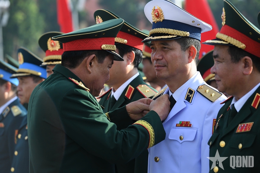 Đoàn đại biểu Điển hình tiên tiến Đại hội Thi đua Quyết thắng toàn quân lần thứ XI báo công dâng Bác