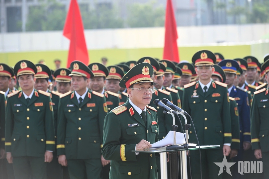 Đoàn đại biểu Điển hình tiên tiến Đại hội Thi đua Quyết thắng toàn quân lần thứ XI báo công dâng Bác