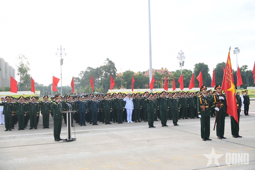 Đoàn đại biểu Điển hình tiên tiến Đại hội Thi đua Quyết thắng toàn quân lần thứ XI báo công dâng Bác