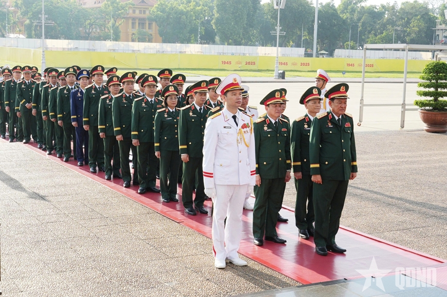 Đoàn đại biểu Điển hình tiên tiến Đại hội Thi đua Quyết thắng toàn quân lần thứ XI báo công dâng Bác