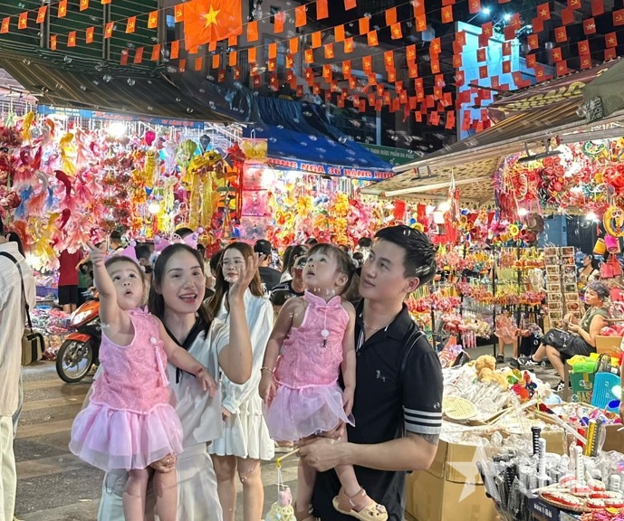 Trung thu về trên phố Hàng Mã