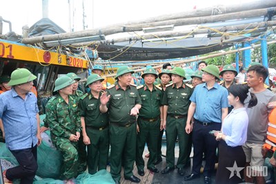 View - 	Thượng tướng Huỳnh Chiến Thắng kiểm tra công tác ứng phó bão số 10