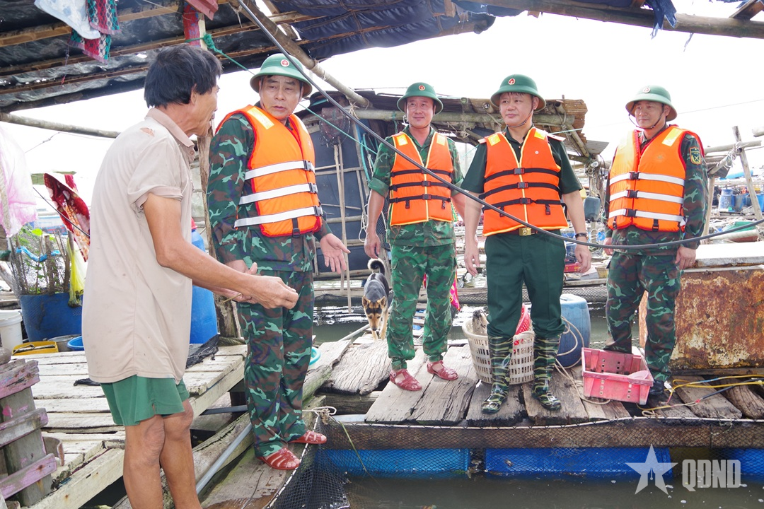 Phó tư lệnh Quân khu 4 kiểm tra công tác ứng phó bão số 10 tại tỉnh Thanh Hóa