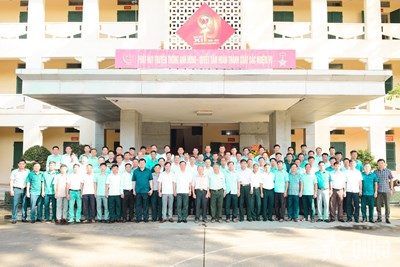 Gallery - Sách bên hoa, đàn bên súng