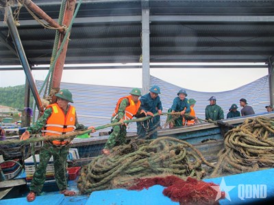 Gallery - 	Bộ đội, dân quân Nghệ An giúp dân ứng phó bão số 10