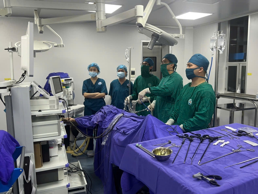 Khẩn trương cấp cứu bệnh nhân viêm ruột thừa cấp tại đảo Quan Lạn trong điều kiện ảnh hưởng bão số 10