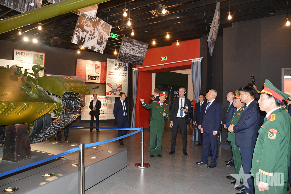 Chủ tịch Duma Quốc gia Quốc hội Liên bang Nga thăm Bảo tàng Lịch sử quân sự Việt Nam