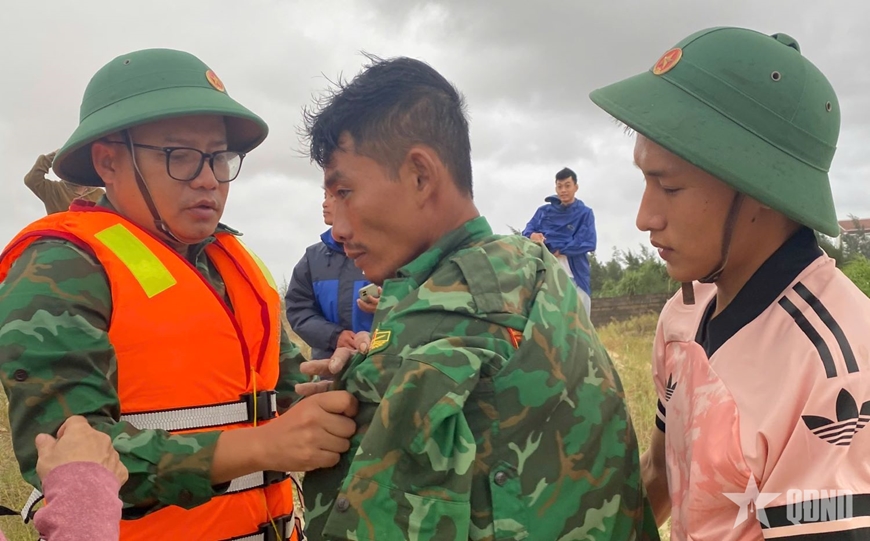 Quảng Trị: Khẩn trương cứu hộ hai tàu cá gặp nạn khi trên đường vào trú bão số 10
