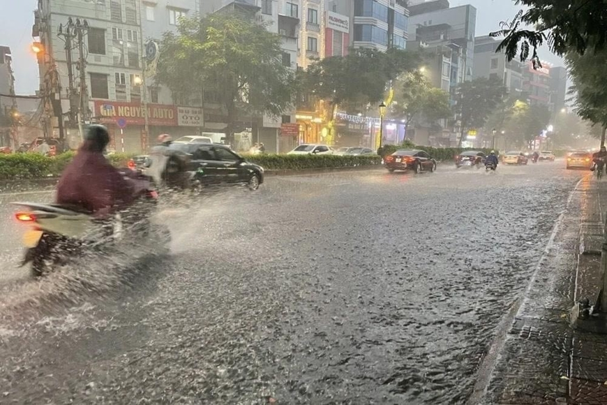 Cảnh báo dông, lốc, sét, mưa đá khu vực nội thành Hà Nội