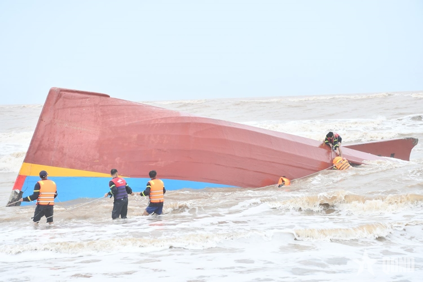 Quảng Trị: Nỗ lực tìm kiếm 9 thuyền viên mất tích trên biển