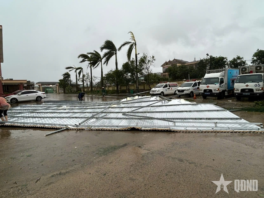 Y tế Nghệ An thiệt hại sau bão số 10: Nhiều cơ sở bị sập trần, bay mái tôn