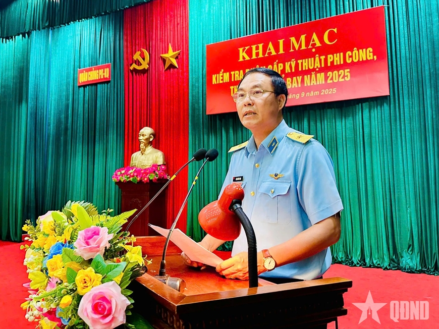 Kiểm tra phân cấp kỹ thuật phi công, thành viên tổ bay tại Trung đoàn Không quân 916