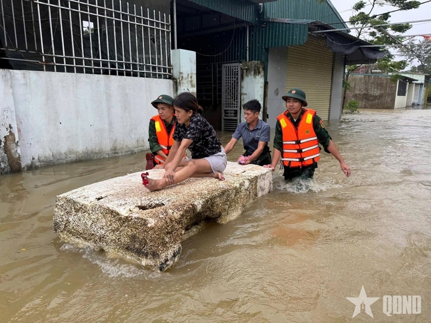 Thủ tướng yêu cầu khẩn trương khắc phục hậu quả bão số 10 và mưa lũ