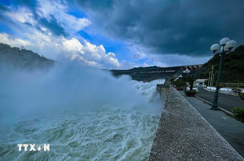 Mở một cửa xả đáy hồ thủy điện Hòa Bình từ 20 giờ ngày 29-9