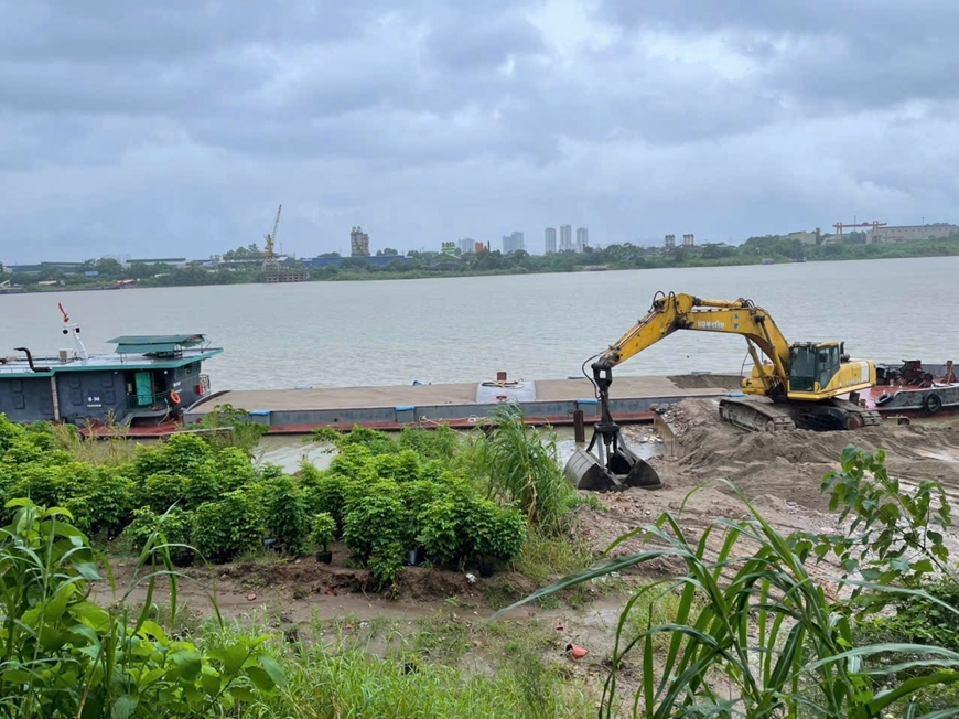 Cảnh sát đường thủy đột xuất kiểm tra, xử lý bến tập kết vật liệu không phép