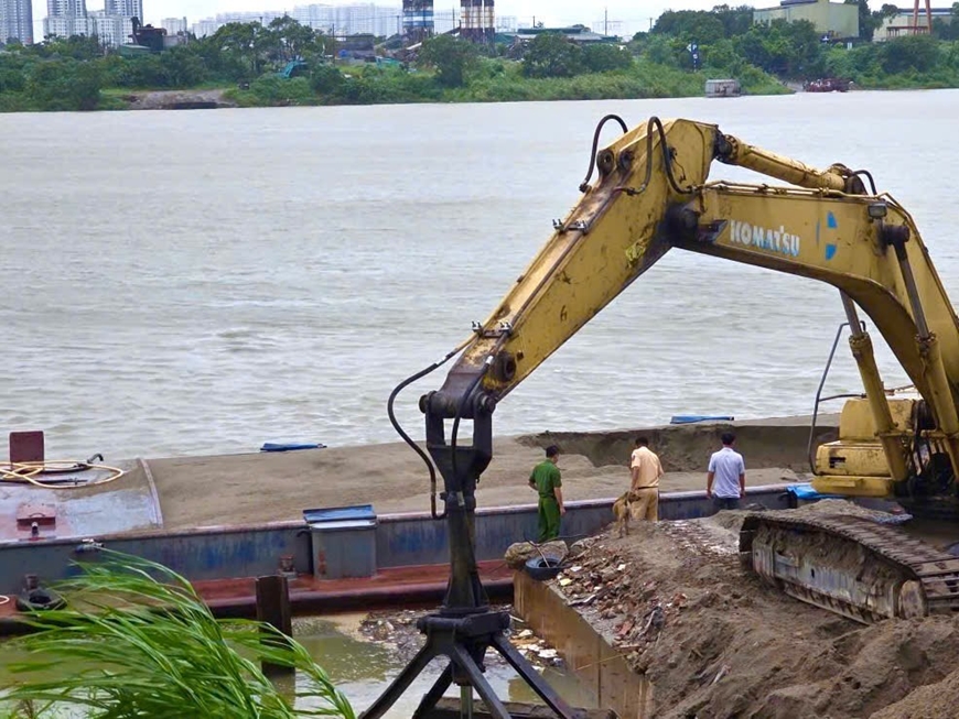 Cảnh sát đường thủy đột xuất kiểm tra, xử lý bến tập kết vật liệu không phép