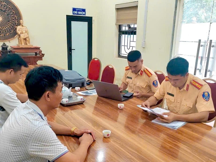 Cảnh sát đường thủy đột xuất kiểm tra, xử lý bến tập kết vật liệu không phép