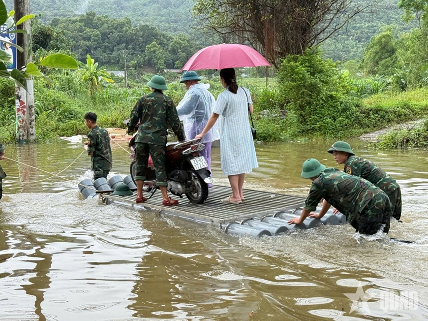 Tuyên Quang: Quân đội tham gia khắc phục, giúp đỡ nhân dân vùng ngập lụt, sạt lở đất