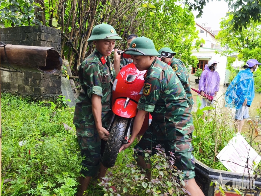 Tuyên Quang: Quân đội tham gia khắc phục, giúp đỡ nhân dân vùng ngập lụt, sạt lở đất