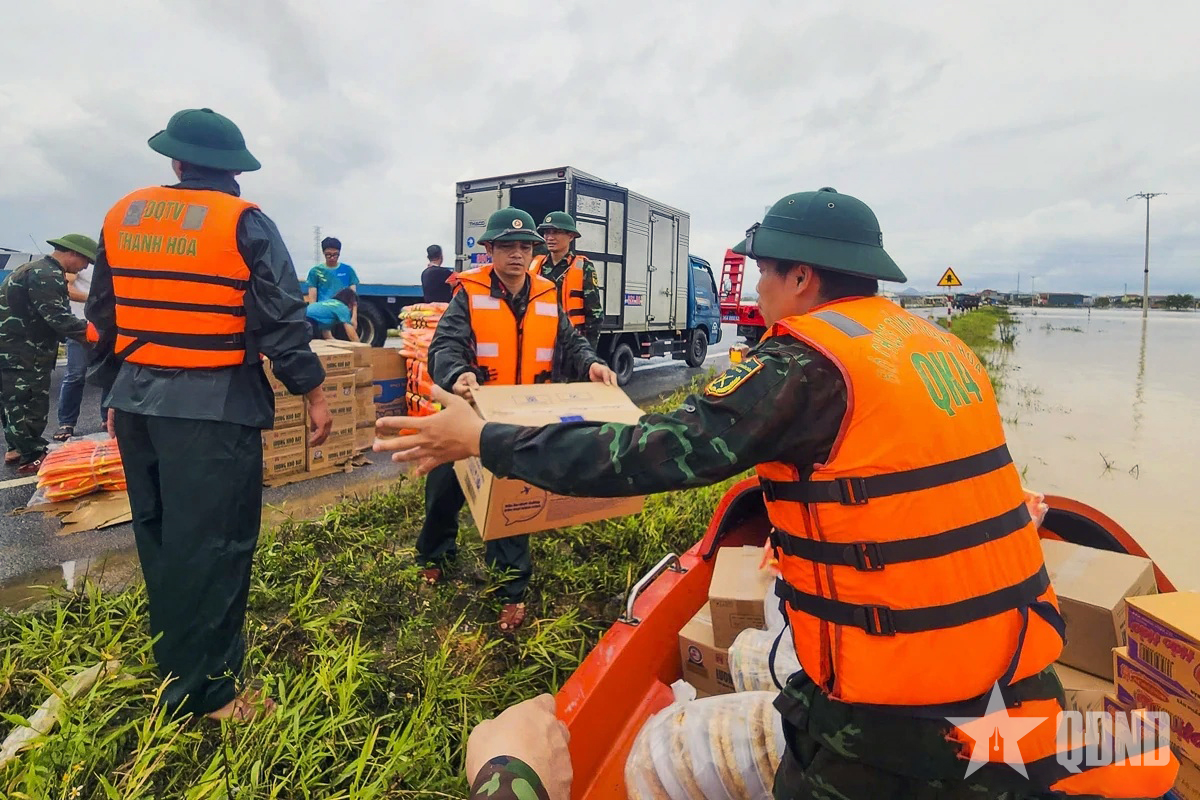 Lực lượng vũ trang Thanh Hóa - Điểm tựa vững chắc cho nhân dân sau bão lũ