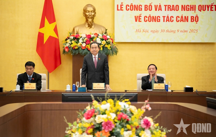 Chủ tịch Quốc hội Trần Thanh Mẫn dự Lễ công bố và trao Nghị quyết của Ủy ban Thường vụ Quốc hội về công tác cán bộ