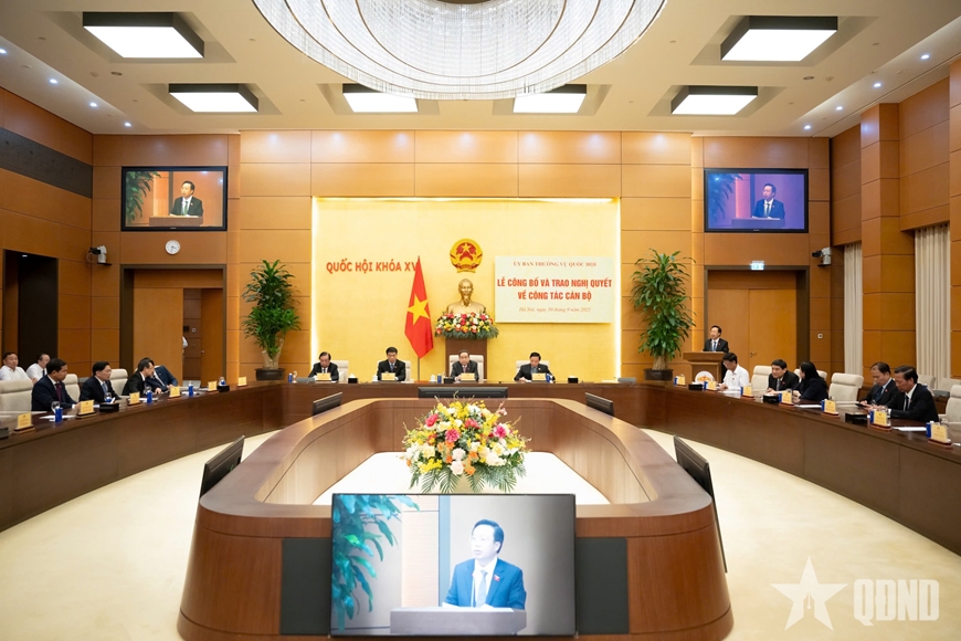 Chủ tịch Quốc hội Trần Thanh Mẫn dự Lễ công bố và trao Nghị quyết của Ủy ban Thường vụ Quốc hội về công tác cán bộ