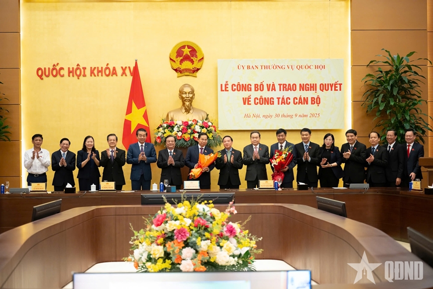 Chủ tịch Quốc hội Trần Thanh Mẫn dự Lễ công bố và trao Nghị quyết của Ủy ban Thường vụ Quốc hội về công tác cán bộ