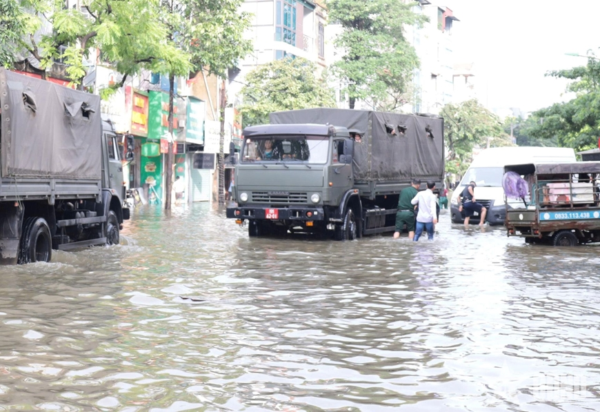 Cán bộ, nhân viên, chiến sĩ Học viện Quân y hỗ trợ dân vượt vùng ngập lụt tại Hà Đông