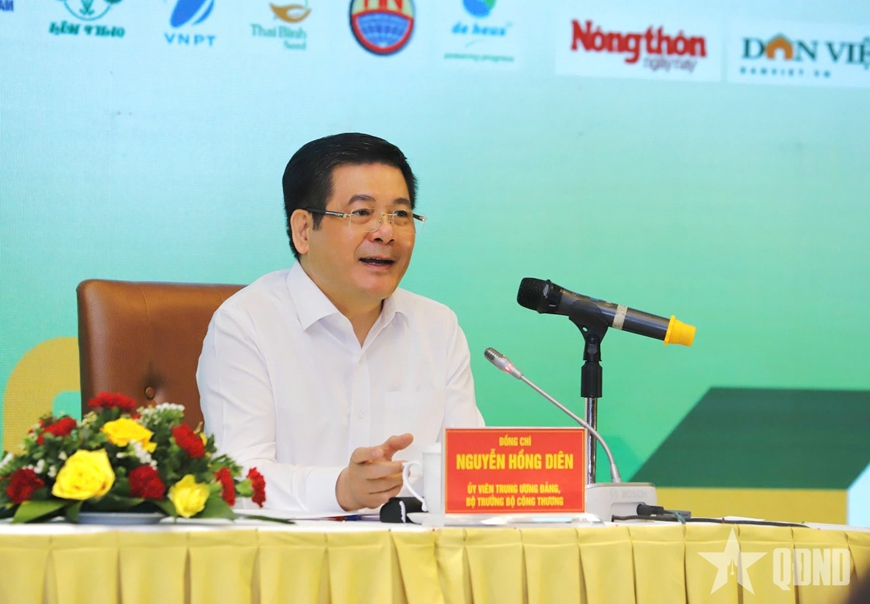 Bộ trưởng Bộ Công Thương và Chủ tịch Hội Nông dân Việt Nam lắng nghe nông dân nói