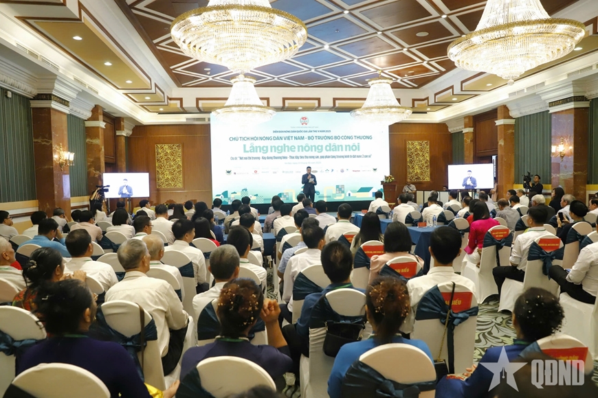 Bộ trưởng Bộ Công Thương và Chủ tịch Hội Nông dân Việt Nam lắng nghe nông dân nói