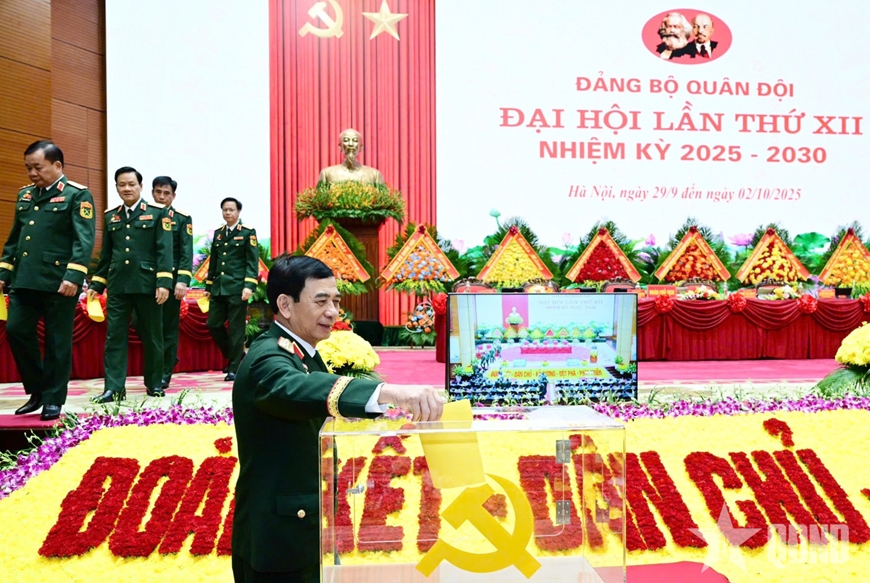 Bỏ phiếu bầu Đoàn đại biểu Đảng bộ Quân đội dự Đại hội lần thứ XIV của Đảng
