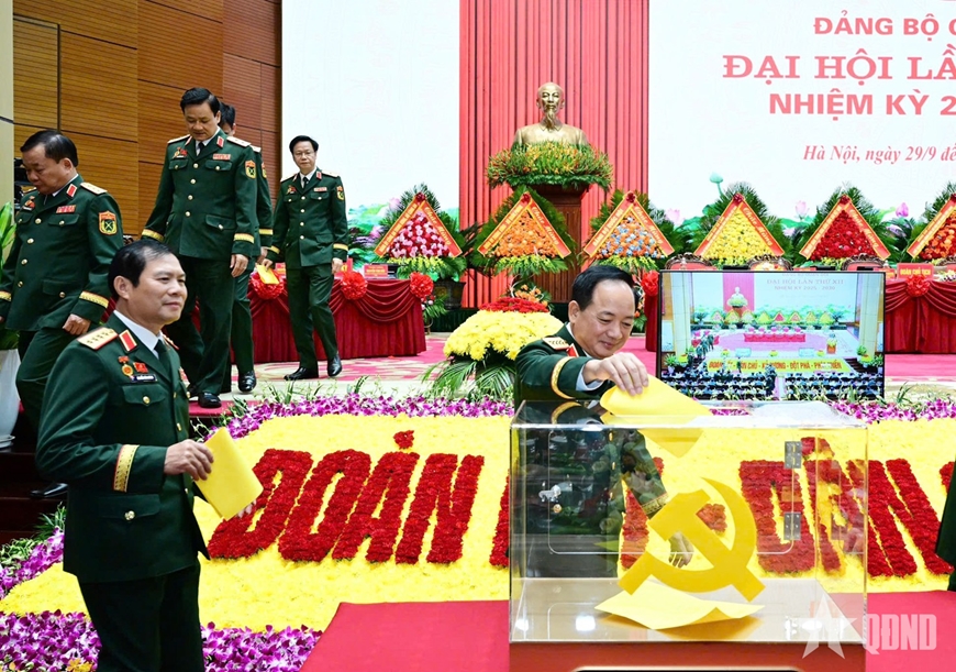 Bỏ phiếu bầu Đoàn đại biểu Đảng bộ Quân đội dự Đại hội lần thứ XIV của Đảng