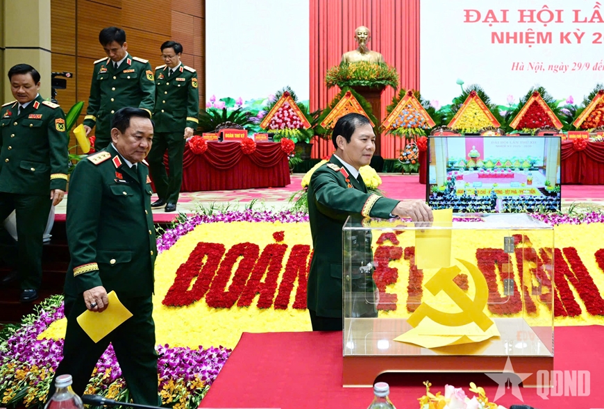 Bỏ phiếu bầu Đoàn đại biểu Đảng bộ Quân đội dự Đại hội lần thứ XIV của Đảng